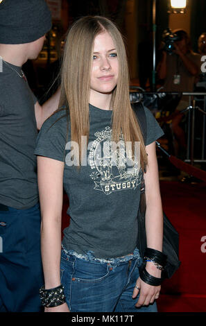 Avril Lavigne arrivant à la 8 Mile Première au Westwood Village Theatre de Los Angeles. Le 6 novembre 2002. - LavigneAvril071.jpgLavigneAvril071 événement dans la vie d'Hollywood, Californie - Red Carpet Event, Vertical, USA, Cinéma, Célébrités, photographie, Bestof, Arts, Culture et divertissement, Célébrités Topix fashion / du tapis rouge-, une personne, Vertical, Best of, Hollywood la vie, événement dans la vie d'Hollywood, Californie - Tapis rouge et en backstage, USA, Cinéma, Célébrités, cinéma, télévision, célébrités, célébrités de la musique, photographie, art Bestof Banque D'Images