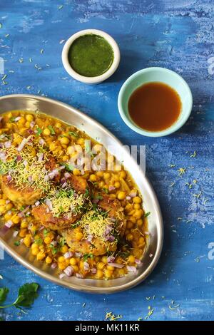 Ragda Pattice / Mumbai Street food(Chat) a fait des galettes de pommes de terre haricots blancs Servir avec du chutney de coriandre tamarin Banque D'Images