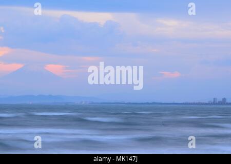 Crépuscule paysage de l'île d'Enoshima au Japon avec le Mont Fuji en arrière-plan Banque D'Images