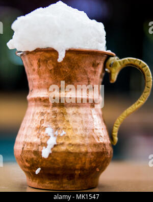 Boisson turc Ayran ou du babeurre avec mousse en coupe du cuivre. boissons concept. Banque D'Images
