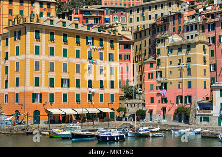 Bateaux sur l'eau dans une petite baie et maisons colorées en arrière-plan dans la petite ville de Camogli, Italie. Banque D'Images