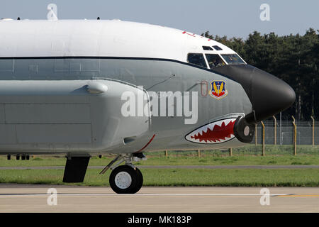 Nez de l'un des deux Boeing RC-135U Lutter contre la collecte de renseignements électroniques envoyés dans des cellules l'USAF. Une bouche de requins a récemment été ajouté. Banque D'Images