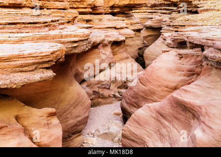 Agité et roches stratifiées de Red canyon formé et érodées par l'eau. Près de la réserve naturelle de la ville d'Eilat, désert du Néguev en Israël est l'attraction touristique populaire Banque D'Images