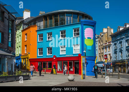 L'ancien High Street,trimestre,Folkestone Kent,ANGLETERRE Le trimestre créatif est devenu la maison pour une collection dynamique d'artistes et cre Banque D'Images