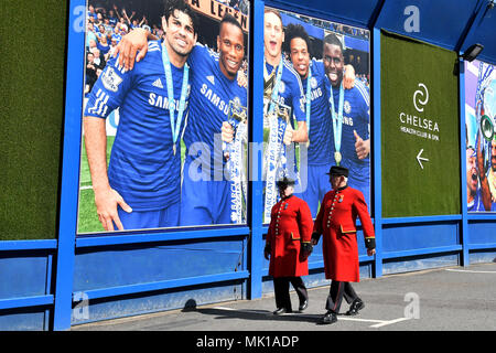 Chelsea retraités arrivent pour la Premier League match à Stamford Bridge, Londres. Banque D'Images