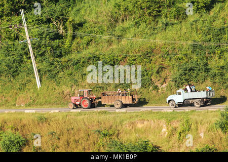 Trinidad, Cuba - 8 décembre 2017 : les paysans transportés sur le tracteur et remorque pour camion à Trinité Banque D'Images