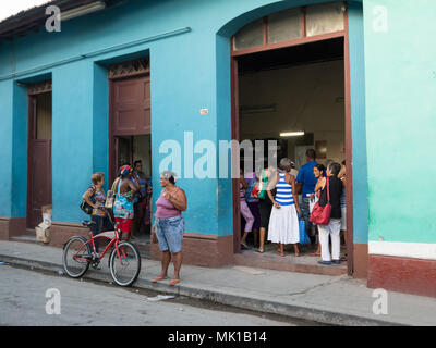 Trinidad, Cuba - 8 décembre 2017 : Les gens alignés dans la pharmacie de la Trinité Banque D'Images