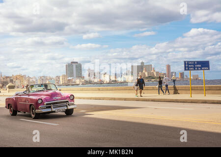 La Havane, Cuba - 11 décembre 2017 : Vieille voiture classique qui traverse le Malecon de La Havane Banque D'Images