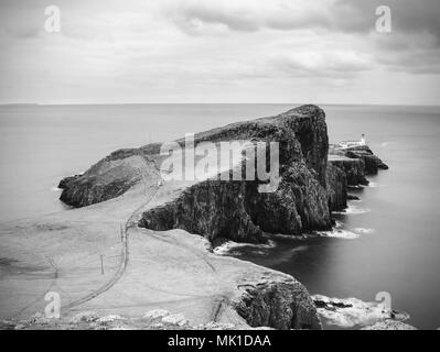 Falaises de Neist point phare du cap et en noir et blanc. Destination de voyage populaires sur l'île de Skye, en Ecosse. Banque D'Images