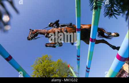 Imogen Murray avec Ivar Gooden saute la dernière de la ronde de saut lors de la cinquième journée de la Mitsubishi Motors Badminton Horse Trials au Badminton Estate, Gloucestershire. Banque D'Images