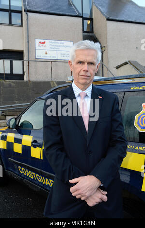 Sir Alan Massey se tenait à côté du véhicule à l'extérieur de la Garde côtière station de garde-côtes Lerwick Banque D'Images