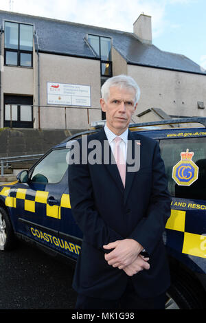 Sir Alan Massey se tenait à côté du véhicule à l'extérieur de la Garde côtière station de garde-côtes Lerwick Banque D'Images