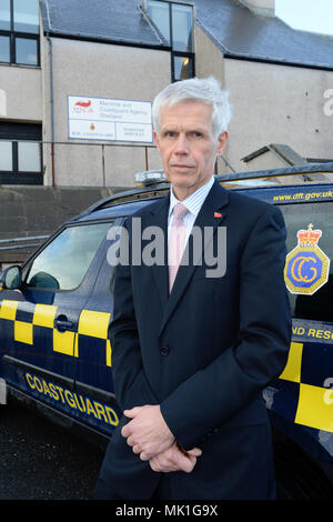 Sir Alan Massey se tenait à côté du véhicule à l'extérieur de la Garde côtière station de garde-côtes Lerwick Banque D'Images