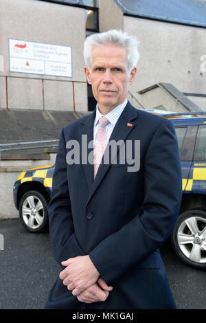 Sir Alan Massey se tenait à côté du véhicule à l'extérieur de la Garde côtière station de garde-côtes Lerwick Banque D'Images