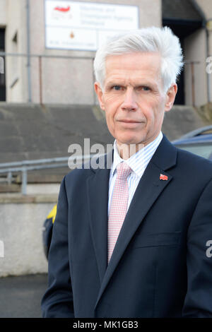 Sir Alan Massey se tenait à côté du véhicule à l'extérieur de la Garde côtière station de garde-côtes Lerwick Banque D'Images