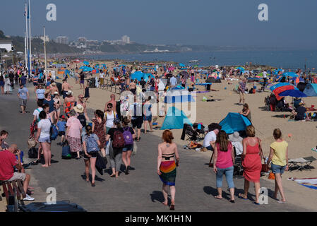 Les personnes bénéficiant du soleil à Branksome Beach, Poole, que les amoureux du soleil sont mis à griller dans la vague de printemps, avec des vacances de banque lundi prévue est la plus chaude depuis le début des études. Banque D'Images