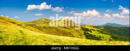 Panorama de la crête de montagne Krasna. beau paysage avec des pentes herbeuses et boisées colline sous l'été bleu ciel avec nuages duveteux. location voiture Banque D'Images