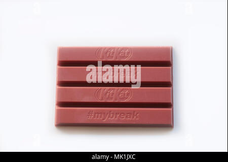 KitKat rose, kit kat maintenant en vente exclusivement dans les magasins Tesco dans tout le Royaume-Uni, fabriqué à partir de fèves de cacao Fairtrade Ruby. Banque D'Images