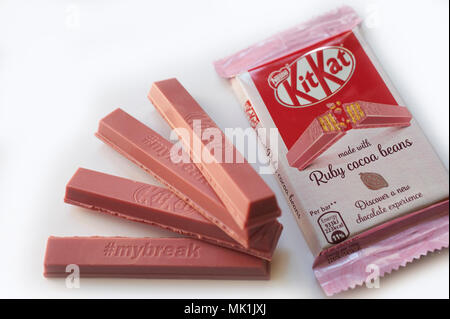 KitKat rose, kit kat maintenant en vente exclusivement dans les magasins Tesco dans tout le Royaume-Uni, fabriqué à partir de fèves de cacao Fairtrade Ruby. Banque D'Images