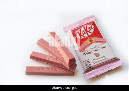 KitKat rose, kit kat maintenant en vente exclusivement dans les magasins Tesco dans tout le Royaume-Uni, fabriqué à partir de fèves de cacao Fairtrade Ruby. Banque D'Images