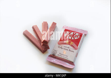 KitKat rose, kit kat maintenant en vente exclusivement dans les magasins Tesco dans tout le Royaume-Uni, fabriqué à partir de fèves de cacao Fairtrade Ruby. Banque D'Images