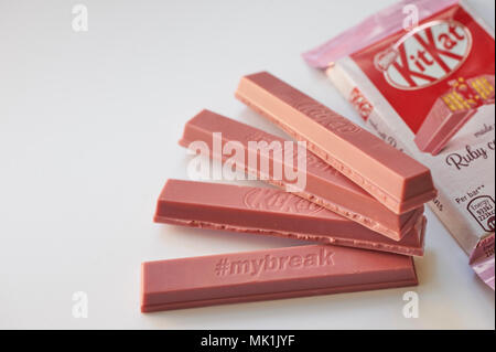 KitKat rose, kit kat maintenant en vente exclusivement dans les magasins Tesco dans tout le Royaume-Uni, fabriqué à partir de fèves de cacao Fairtrade Ruby. Banque D'Images