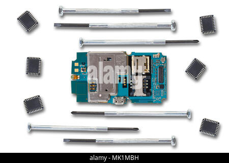 Demontage téléphone mobile et outils sur fond blanc Banque D'Images