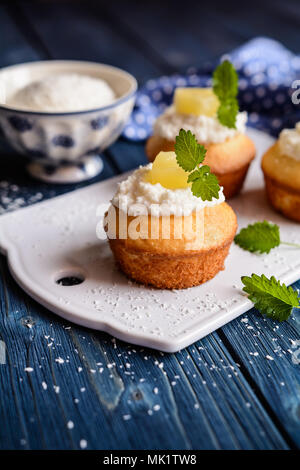 La noix de coco et ananas muffins avec du yogourt topping Banque D'Images