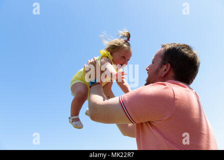 Joyeux Heureux père s'amusant jette en l'air .L'enfant en mouvement Banque D'Images