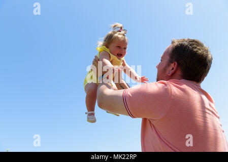 Joyeux Heureux père s'amusant jette en l'air .L'enfant en mouvement Banque D'Images