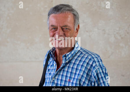 Disc Jockey de Radio légendaire, Tony Blackburn, arrive à la BBC à Londres. Banque D'Images