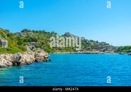 Kalekoy village est important de parcours touristiques autour de la baie de Kekova, ici situé à ruines de l'ancien règlement Simena et château byzantin sur le Banque D'Images