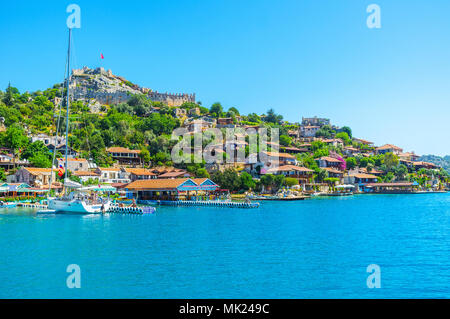 KALEKOY, TURQUIE - 5 mai 2017 : Le yacht voyage à l'ancienne Simena règlement avec conservé château byzantin sur le rocher et beau village touristique, Banque D'Images