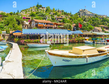 KALEKOY, TURQUIE - 5 mai 2017 : Le restaurant côtière panoramique sur la côte de la baie de Kekova propose des boissons fraîches et savoureuses de la cuisine turque à l'trevelers, Banque D'Images