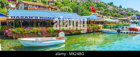 KALEKOY, TURQUIE - 5 mai 2017 : Panorama du port touristique de la baie de Kekova avec boas, cafés côtières, jardins verts et chalets sur la montagne Banque D'Images