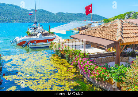L'agréable piscine terrasses des cafés côtières de Kalekoy village - la célèbre station touristique sur la baie de Kekova, la Turquie. Banque D'Images
