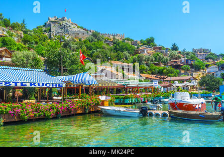 KALEKOY, TURQUIE - 5 mai 2017 : La côte pittoresque du village de montagne est occupé avec les cafés, les hôtels touristiques et de beaux chalets, l'antique Byzant Banque D'Images