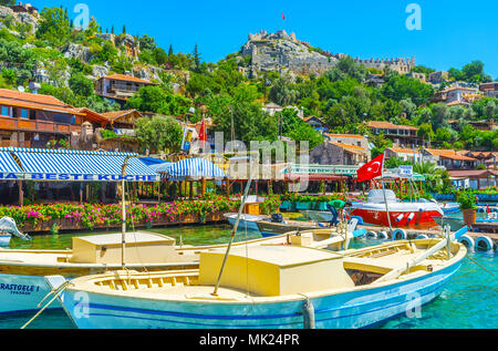 KALEKOY, TURQUIE - 5 mai 2017 : Le pittoresque port de plaisance avec des bateaux, yachts, vue sur les cafés, cottages, ancinet Simena château sur la montagne, sur Ma Banque D'Images