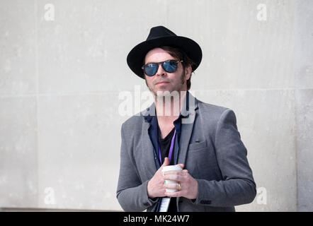 Musicien et auteur-compositeur-interprète, Gareth 'gaz' Coombes arrive à la BBC Studios. Ancien chanteur avec Supergrass' nouvel album 'l'homme le plus fort du monde" Banque D'Images