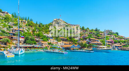 KALEKOY, TURQUIE - 5 mai 2017 : Château Simena byzantin est l'un des monuments de l'ami le village de montagne, situé sur la côte de la baie de Kekova, le Mai Banque D'Images