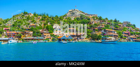 KALEKOY, TURQUIE - 5 mai 2017 : Le village de montagne pittoresque avec grand port touristique pour yachts et bateaux de plaisance, restaurants côtiers et de nice Banque D'Images