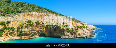 Panorama de la pente rocheuse avec vue mer cave à l'étroite havre naturel, connu sous le nom de la plage de Kaputas, Turquie. Banque D'Images