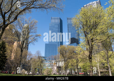 Time Warner Central comme vu de Central Park, NYC, USA Banque D'Images