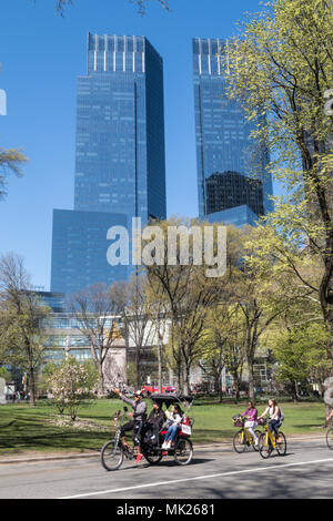 Time Warner Central comme vu de Central Park, NYC, USA Banque D'Images