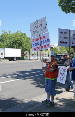 Les manifestants Trump Président exerçant son signe et marchant sur la rue Main à Roseville, en Californie Banque D'Images