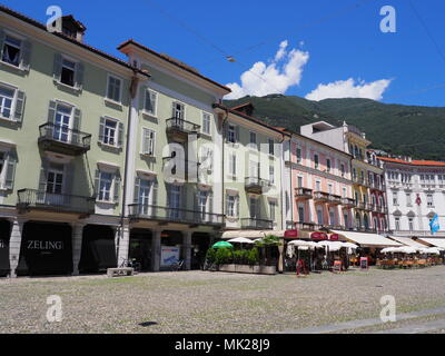 LOCARNO, suisse sur Juillet 2017 : bâtiments colorés sur la Piazza Grande de la place principale de la ville européenne avec des bars, restaurants, de tramways et de traction bl claire Banque D'Images