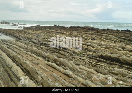 Les formations géologiques sur la plage avec finition sur la mer du type flysch Geopark UNESCO Route Basque. Filmé jeu des trônes. Itzurun Beach. Geolo Banque D'Images