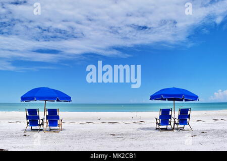 Chaises et parasols en journée nuageux et lumineuse sur le parc régional de Caladesi Island en Floride classé numéro un plage aux États-Unis. Banque D'Images