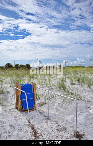 Caladesi Island State Park, Floride journée d'été. Ciel bleu et nuages figuratifs dessins, pas de gens, matin avec breeze. Des chaises de plage. Banque D'Images