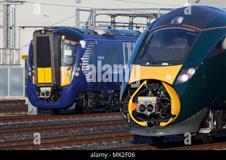Toute nouvelle classe Scotrail 385 train électrique et grande classe 800 de l'ouest train Intercity express en attente de livraison chez Hitachi Newton Aycliffe Banque D'Images